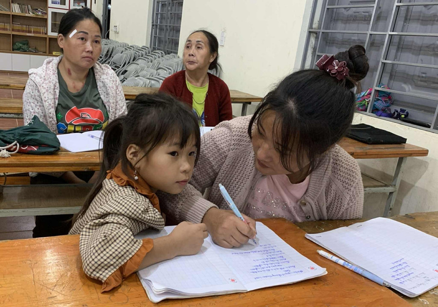 Chị Hồng Thị Hài, sinh năm 2001, người dân tộc Mông ở xã La Hiên, tỉnh Thái Nguyên ngày ngày đưa con cùng đến lớp học xoá mù chữ.