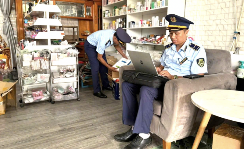 Quản lý thị trường Đắk Lắk tiến hành làm việc, kiểm tra một số cơ sở kinh doanh. Ảnh: Thu Hà.