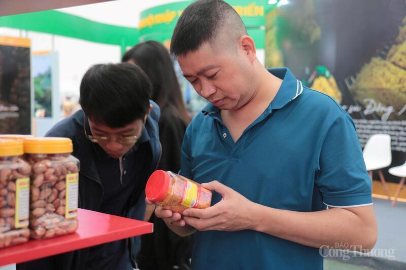 Các sản phẩm OCOP Tây Ninh thu hút khách tham quan và mua sắm.