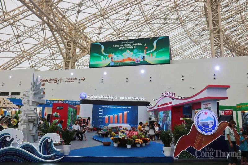 Với chủ đề “Tây Ninh - Hội nhập và phát triển bền vững”, khu triển lãm của tỉnh được thiết kế theo hình tượng dòng chảy sông Vàm Cỏ.