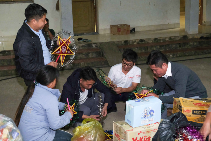 Nhà hảo tâm, thầy cô giáo lắp đèn trung thu cho học sinh. tang-qua-che-ly-a-4.jpg