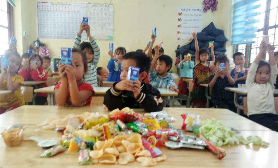 Trẻ em bản Chè Lỳ A vui tươi liên hoan. tang-qua-che-ly-a-7.jpg