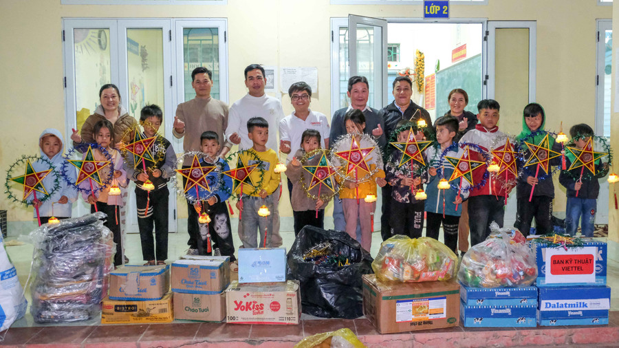 Hiệu trưởng Trường Phổ thông Dân tộc bán trú Tiểu học và THCS Đức Hạnh (áo trắng, đứng hàng sau thứ 3 từ trái sang) cùng Đoàn thiện nguyện tặng quà cho học sinh. tang-qua-che-ly-a-1.jpg
