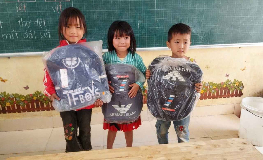 Niềm vui của trẻ em vùng cao khi nhận cặp sách mới. tang-qua-che-ly-a-6.jpg
