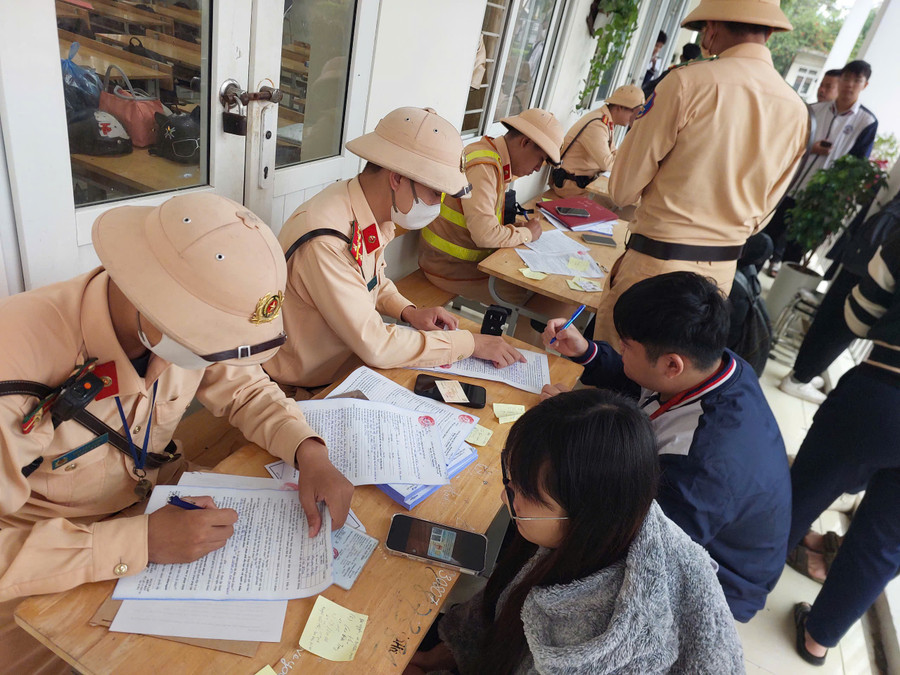 Lực lượng CSGT xử lý nghiêm các trường hợp học sinh vi phạm giao thông.