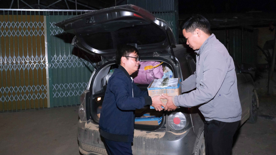 Những món quà được chuyển từ xe đến Điểm trường. tang-qua-che-ly-a-5jpg.jpg