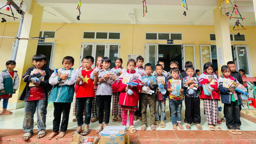 Niềm vui của trẻ em vùng biên khi được nhận những phần quà ý nghĩa. tang-qua-che-ly-a-9.jpg