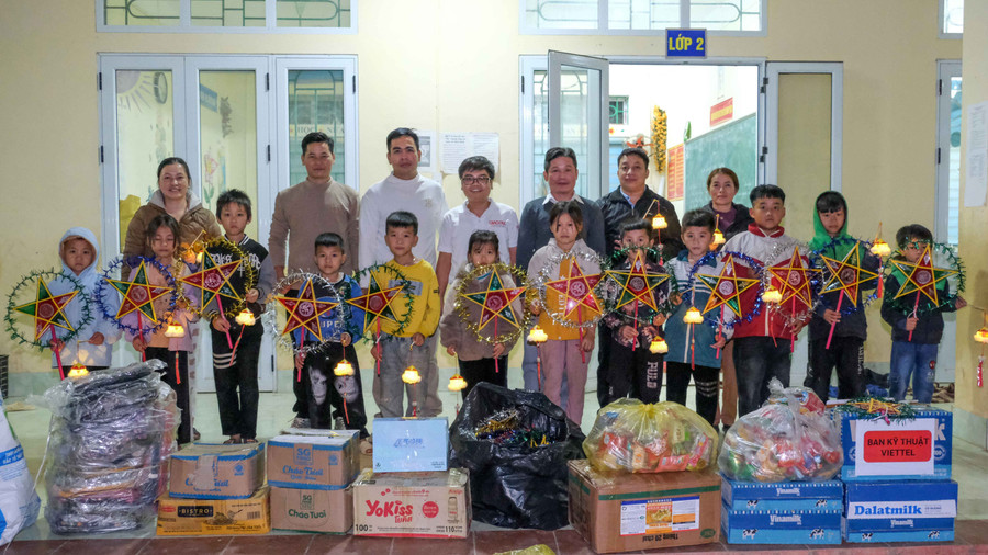 Đoàn tặng học sinh các phần quà ý nghĩa trong đêm 4/11/2025. tang-qua-che-ly-a-2.jpg