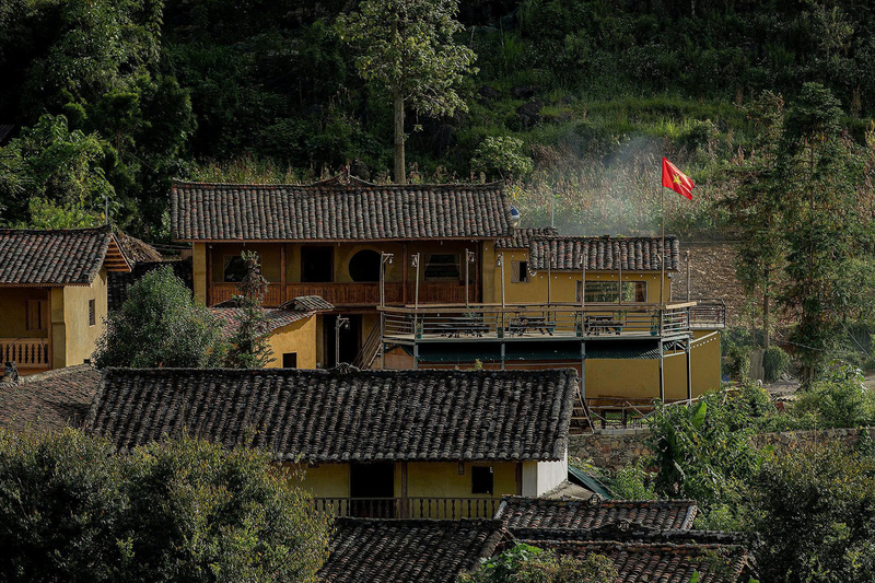 Những căn nhà tại Lô Lô Chải vẫn giữ được nét truyền thống đặc trưng với tường đất và bờ rào đá. Ảnh: Lê Phú.