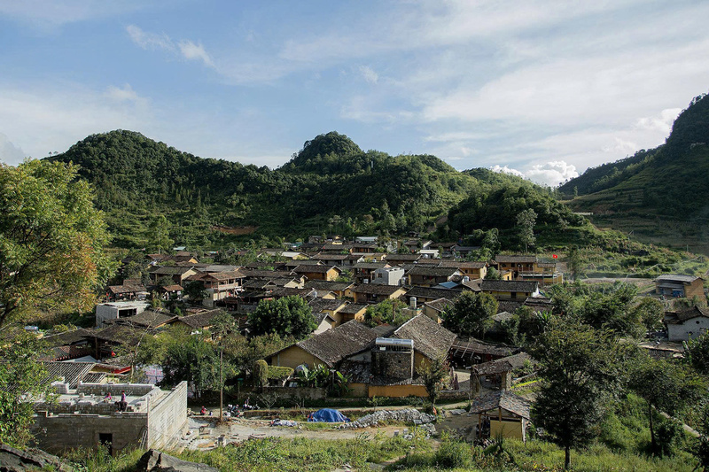 Ngôi làng Lô Lô Chải nép mình bình yên dưới chân núi Rồng. Ảnh: Lê Phú.