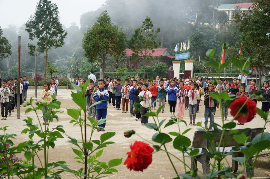 Giờ ra chơi của học sinh Trường Phổ thông DTBT Tiểu học Đoọc Mạy (xã Na Loi, Nghệ An). Ảnh: Hồ Lài truong-tieu-hoc-dooc-may.jpg