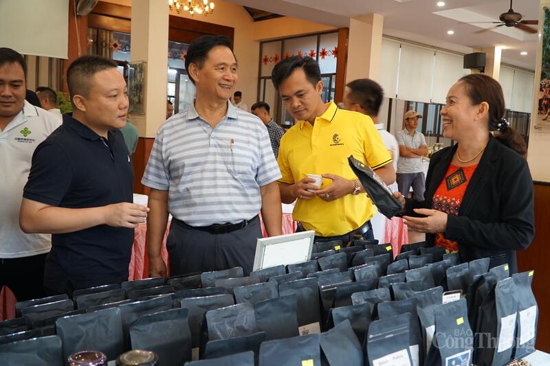 Doanh nghiệp Trung Quốc tham quan gian hàng cà phê đặc sản của tỉnh Đắk Lắk hồi tháng 8/2025