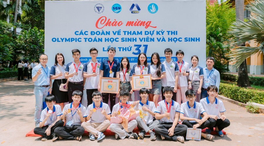 Đoàn học sinh, sinh viên tham gia Kỳ thi Olympic Toán học Sinh viên - Học sinh lần thứ 31. nguoi-thay-dong-luc-hat-nhan-4.jpg