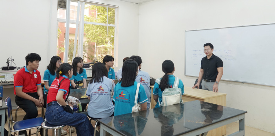 Giảng viên Trường Đại học Quốc tế (Đại học Quốc gia TPHCM) giới thiệu môi trường học tập bậc đại học cho học sinh THPT. Ảnh: Lê Nam nguoi-thay-dong-luc-hat-nhan-2.jpg