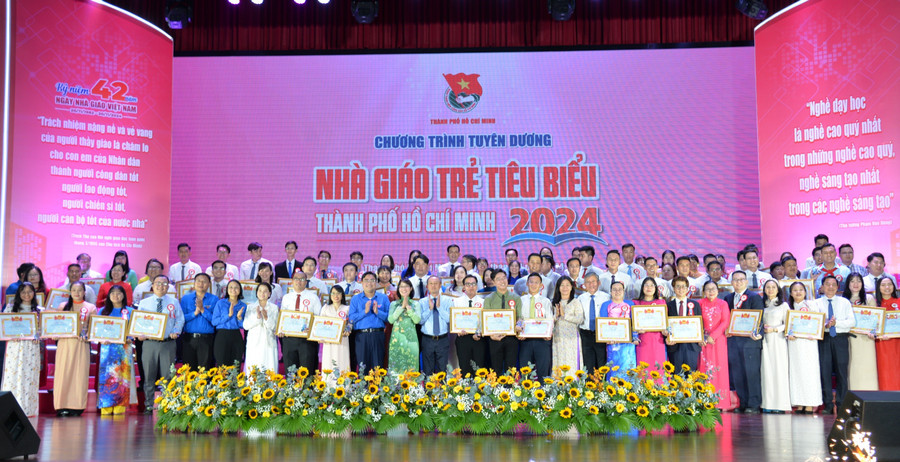 Trao giải “Nhà giáo trẻ tiêu biểu TPHCM” năm 2024. Ảnh: VNUHCM nguoi-thay-dong-luc-hat-nhan-3.jpg
