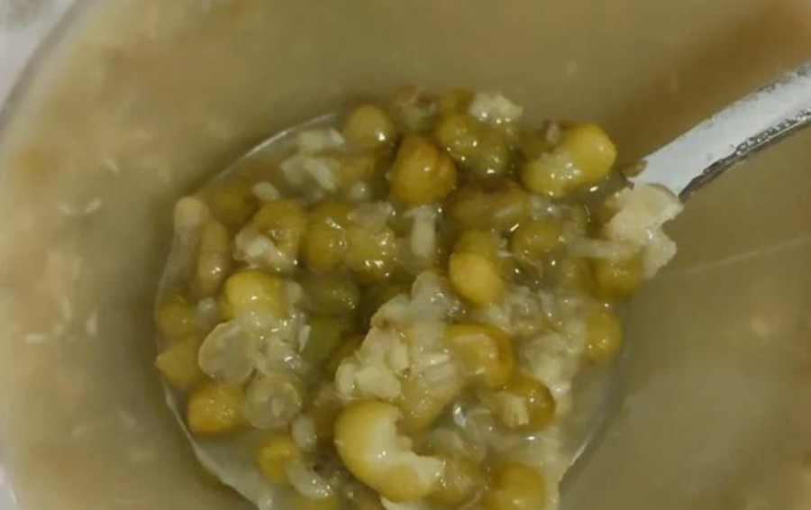 Canh đậu xanh là lựa chọn tuyệt vời giúp thanh nhiệt và giải độc. (Ảnh: ITN) 3-canh-dau-xanh.jpg