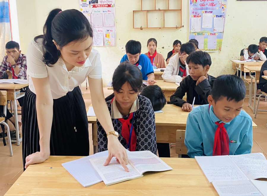 Cô Nguyễn Thị Thanh luôn sát cánh, đồng hành cùng học sinh.