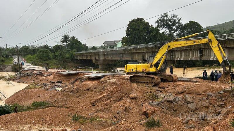 Phương tiện và con người được huy động để khắc phục sự cố đường hỏng do mưa, bão