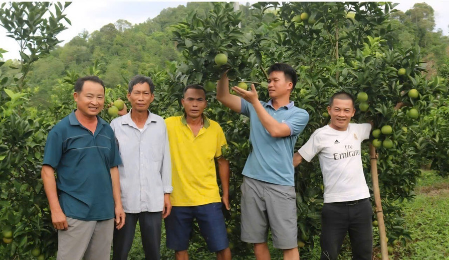 Anh Hà (ngoài cùng bên trái) và những người bạn đồng hành. 1000043276.jpg