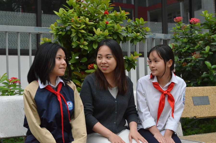 Cô Lê Thu Thảo, giáo viên Ngữ văn Trường THCS Thạch Bàn (Hà Nội) tâm sự cùng học trò. sai-dong-2.jpg