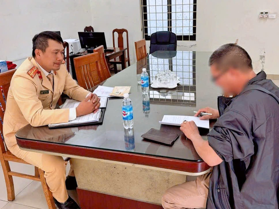 Tài xế D. bị xử phạt hành chính từ 6–8 triệu đồng và trừ 4 điểm trên giấy phép lái xe. z7264824086911-74e2762daadbb4da5cd45072c34f6049.jpg