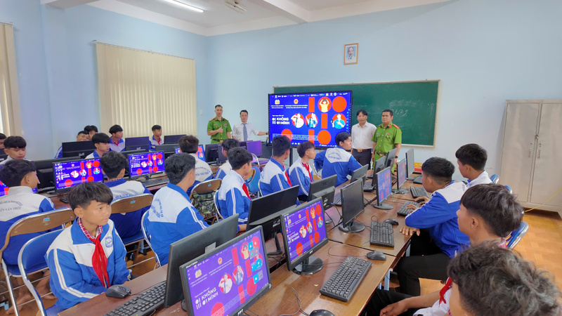 Hoạt động thay ảnh nền máy tính được triển khai mạnh mẽ tại các trường học. Ảnh: ĐVCC