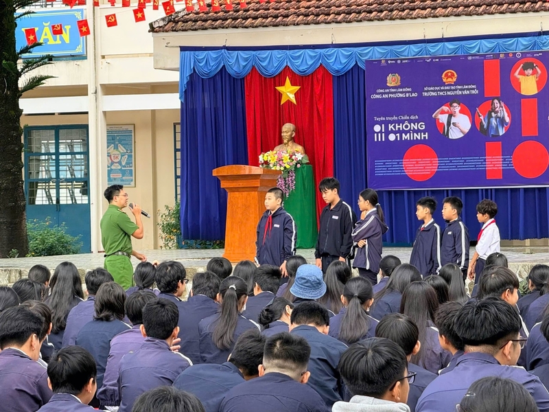 Chiến dịch "Không một mình - Cùng nhau an toàn trực tuyến" được Công an tỉnh Lâm Đồng triển khai tại 41 điểm trường và cộng đồng dân cư. Ảnh: ĐVCC