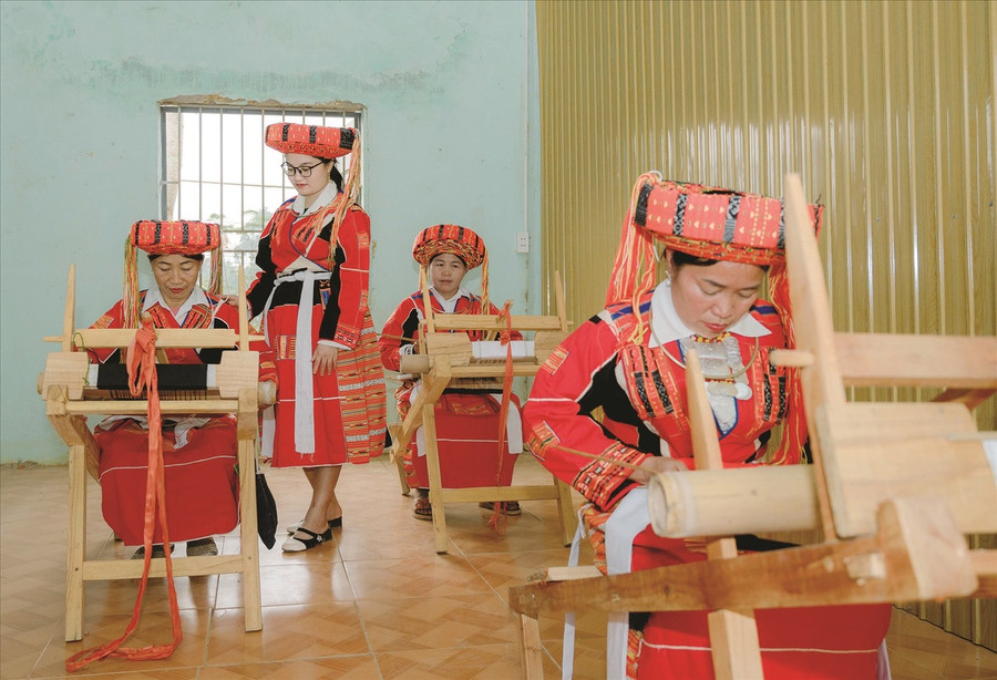 HTX Dệt thổ cẩm Pà Thẻn, thôn Đồng Tiến, xã Yên Thành, tỉnh Tuyên Quang được thành lập tạo việc làm cho 60 thành viên. (Ảnh: Vũ Mừng)