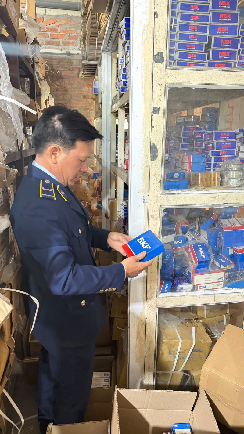 Lực lượng chức năng phát hiện và kiểm tra sản phẩm tại cơ sở vi phạm. Ảnh: Đ.K