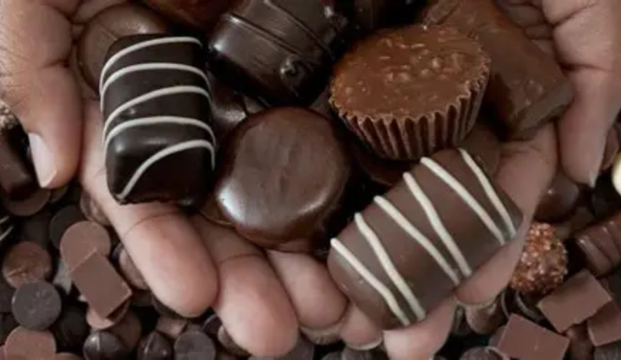 Khi ăn sô-cô-la, tuần hoàn máu sẽ tốt hơn, cảm giác cả người tràn đầy sức sống. (Ảnh: ITN) 2-khi-an-socola.jpg