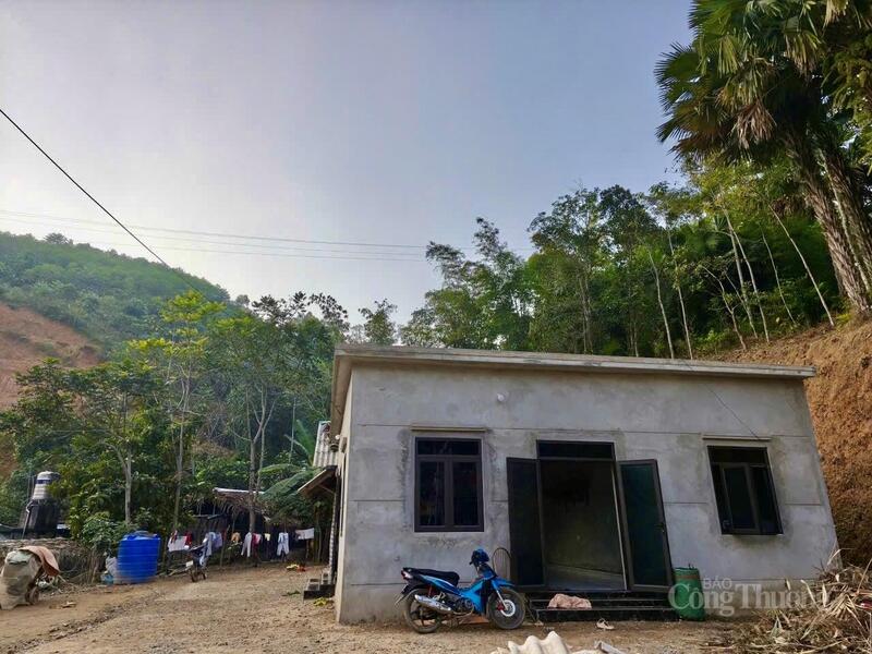 Nhờ nguồn vốn hỗ trợ từ Chương trình Mục tiêu Quốc gia giảm nghèo bền vững, hàng trăm hộ nghèo và cận nghèo tại xã Tân Pheo đã có nơi ở kiên cố, an toàn, giúp bà con yên tâm lao động, phát triển sản xuất.