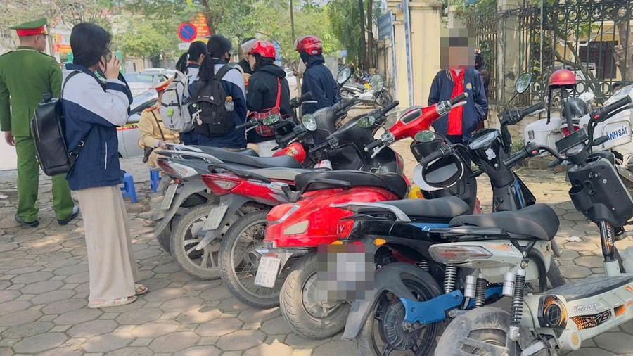 Cảnh sát giao thông xử lý nhiều trường hợp học sinh, phụ huynh học sinh vi phạm giao thông. boi-duong-lai-xe-an-toan-cho-hoc-sinh-1.jpg