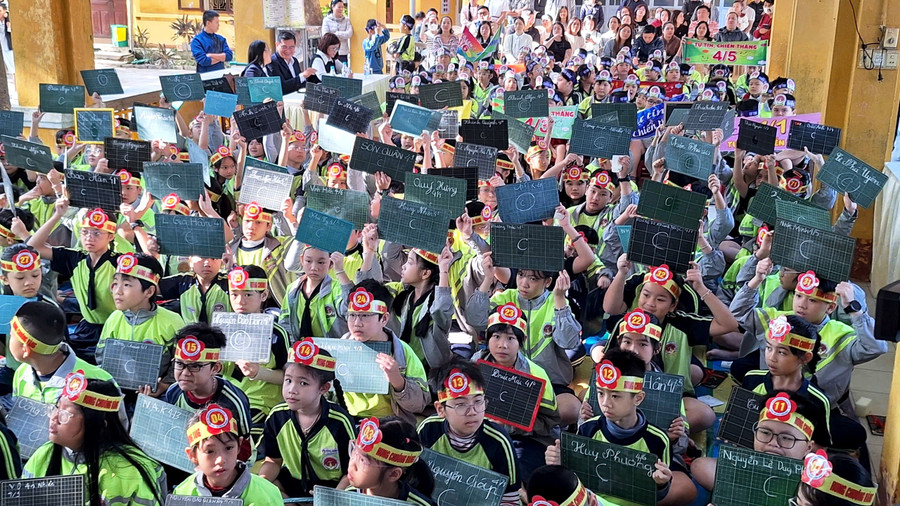 Học sinh Trường Tiểu học Vĩnh Ninh (TP Huế) hào hứng thi tài nâng cao kỹ năng tiếng Anh.