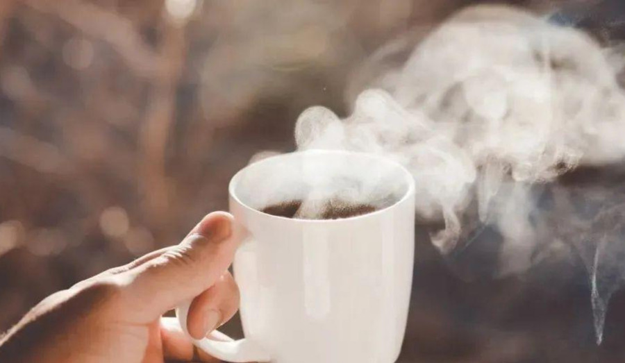 Uống nhiều nước giúp bổ sung nước cho cơ thể và thúc đẩy trao đổi chất, có tác dụng nhất định trong việc tăng cường hệ miễn dịch. (Ảnh: ITN) 2-uong-nhieu-nuoc.jpg