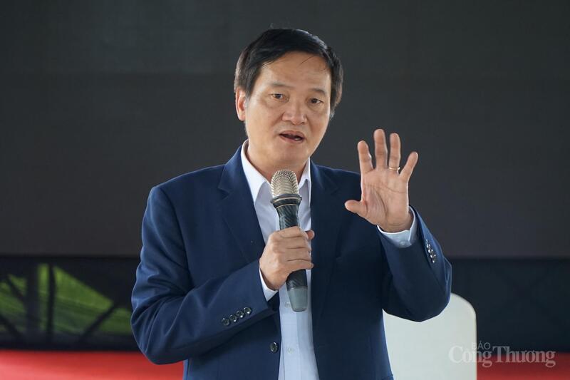 Ông Ngô Xuân Nghiễn - Giám đốc Viện Nghiên cứu và Phát triển nấm ăn, nấm dược liệu - phát biểu tại hội thảo. Ảnh: Vũ Long