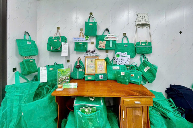 Những mảnh lưới qua đôi bàn tay khéo léo của người thợ địa phương cắt may tạo thành những chiếc túi thời trang, tiện dụng.