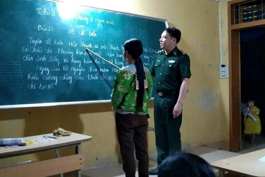 Thiếu tá Lò Văn Thoại trong một buổi dạy lớp xóa mù chữ.