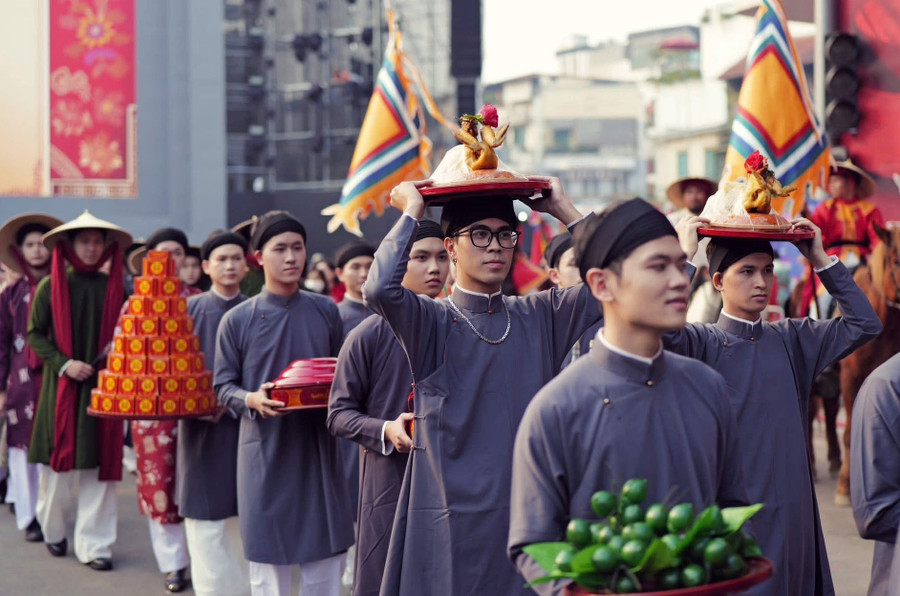 Trang phục của khối sính lễ với trầu cau, xôi, gà, rượu, bánh… ban-sac-viet-tu-co-phuc-dam-cuoi-truyen-thong-3.jpg