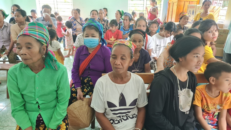 Đồng bào chờ khám bệnh miễn phí