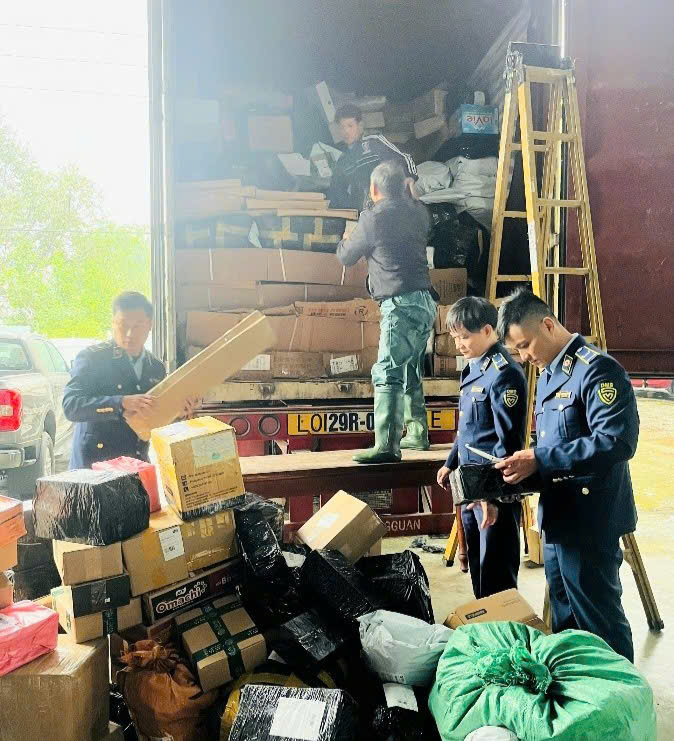 Nhiều hàng hoá không có hoá đơn, chứng từ, chứng minh nguồn gốc xuất xứ trên xe ô tô bị lực lượng quản lý thị trường thành phố Huế kiểm tra. Ảnh: Nguyễn Tuấn