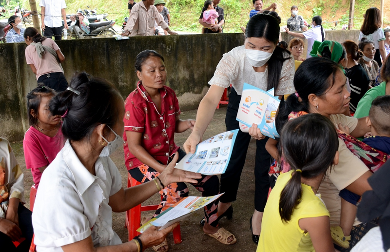 Phát tờ rơi truyền thông về dân số kế hoạch hóa gia đình cho các chị em vùng đồng bào dân tộc thiểu số miền núi tỉnh Nghệ An