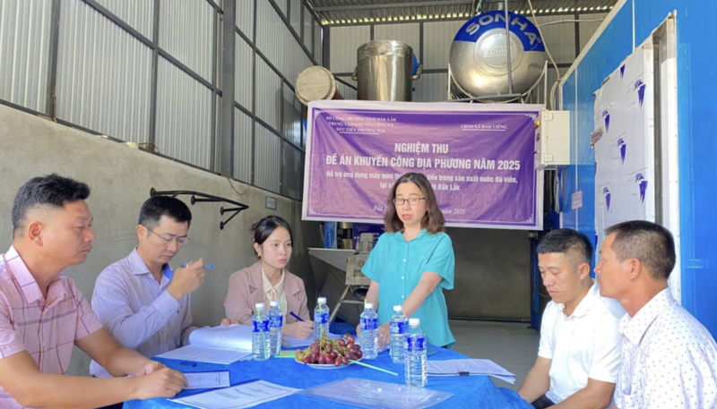 Trung tâm Khuyến công và Xúc tiến Thương mại nghiệm thu đề án khuyến công hỗ trợ hộ kinh doanh ở xã Đắk Liêng. Ảnh: Nguyễn Diễm