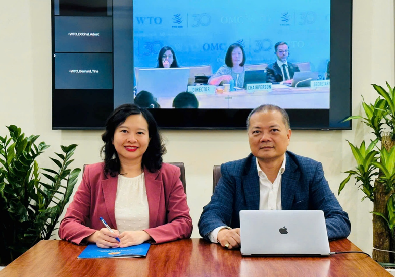Ông Nguyễn Anh Sơn - Cục trưởng Cục Xuất nhập khẩu (Bộ Công Thương) và bà Trịnh Thị Thu Hiền - Phó Cục trưởng Cục Xuất nhập khẩu (Bộ Công Thương) tham gia họp trực tuyến từ Hà Nội Phiên họp thường kỳ Ủy ban Quy tắc xuất xứ WTO tổ chức  tại Geneva, Thụy Sỹ. Ảnh: Moit