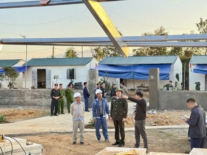 Thiếu tướng Nguyễn Viết Giang, Giám đốc Công an tỉnh Lai Châu trực tiếp kiểm tra tiến độ thi công công trình điểm trường mầm non Là Ú Cò. Ảnh: Công an tỉnh Lai Châu