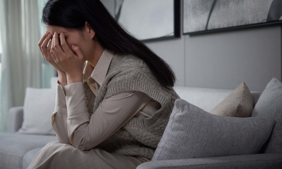 Có nhiều người, vì áp lực công việc hoặc biến cố trong gia đình mà cảm thấy vô cùng lo lắng. (Ảnh: ITN)