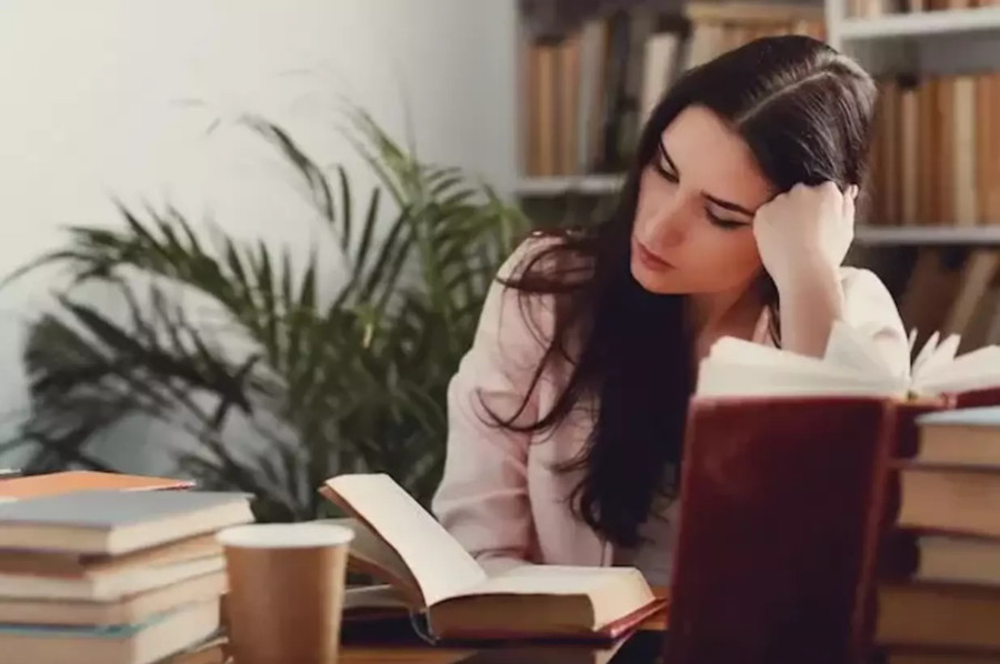 Dù là đọc sách, vẽ tranh hay tập thể dục, quá trình làm giàu bản thân tự nó đã là một liệu pháp thư giãn. (Ảnh: ITN) 2-du-la-doc-sach.jpg