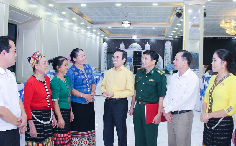 Lãnh đạo tỉnh Nghệ An trao đổi với người có uy tín trong đồng bào dân tộc thiểu số.