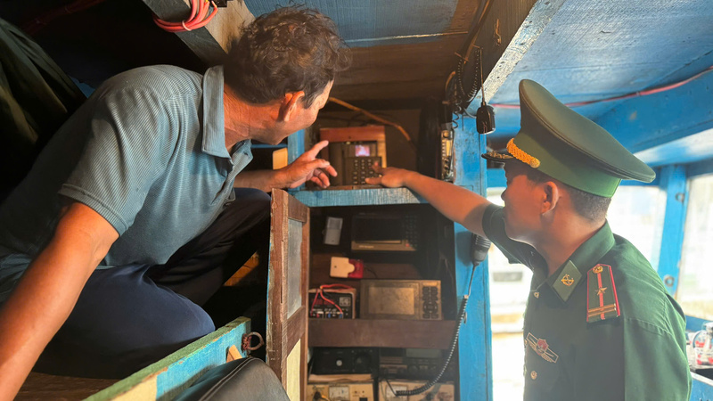 Các thiết bị giám sát hành trình phải đảm bảo đầy đủ trước khi ra khơi. Ảnh: Nguyễn Dương