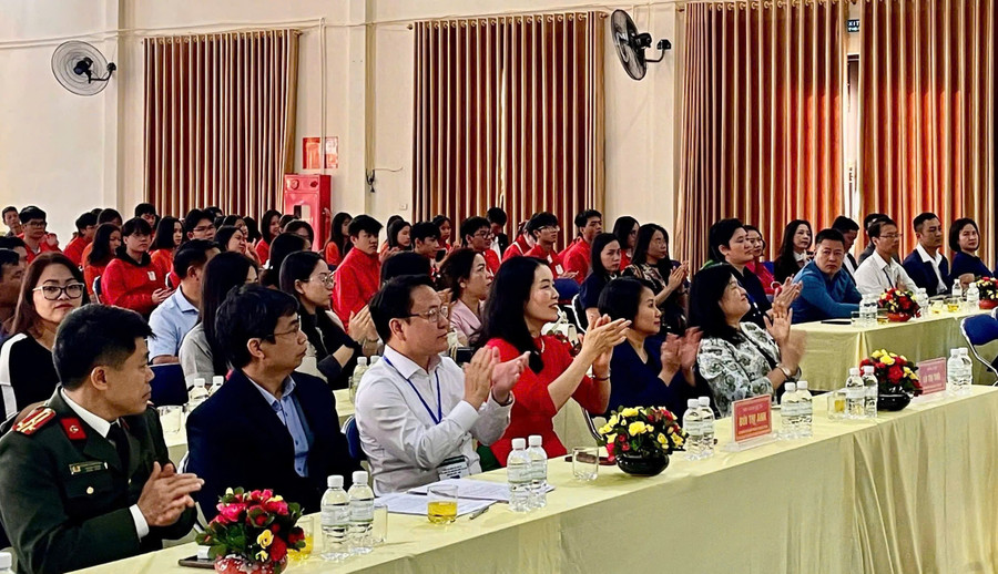 Các đại biểu dự khai mạc. hoc-sinh-gioi.jpg