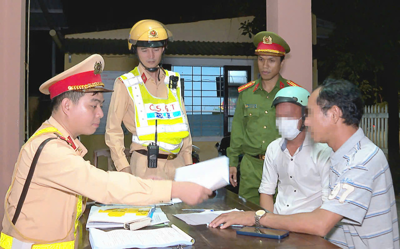 Lực lượng Cảnh sát giao thông TP. Huế xử lý các trường hợp vi phạm trong điều khiển, tham gia giao thông. Ảnh: P. Bé